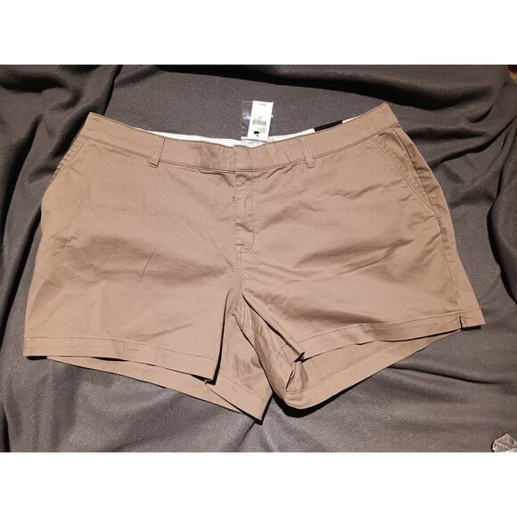Lane Bryant Pants - NWT Lane Bryant The Girlfriend Short Women’s 22P Khaki Beige Cotton Chino